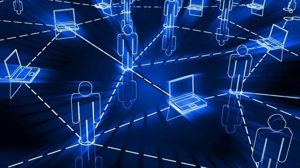 Ilustração de pessoas e computadores ligados em rede