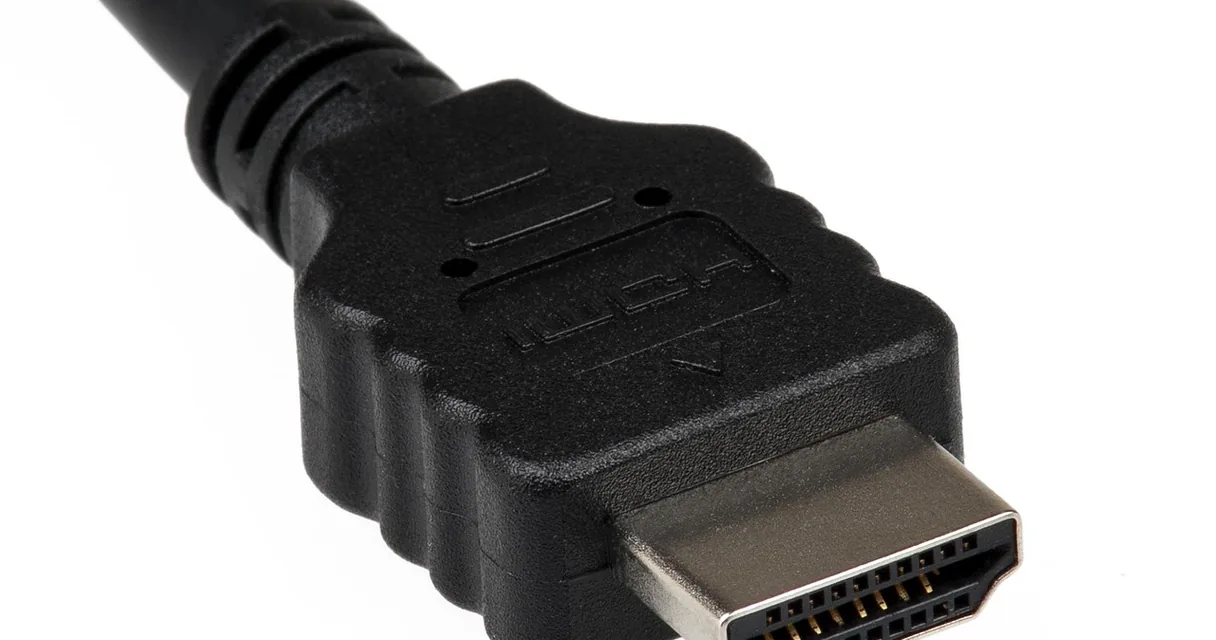 Conector HDMI preto em close sobre fundo branco, ilustrando o teste IPTV no Chromecast