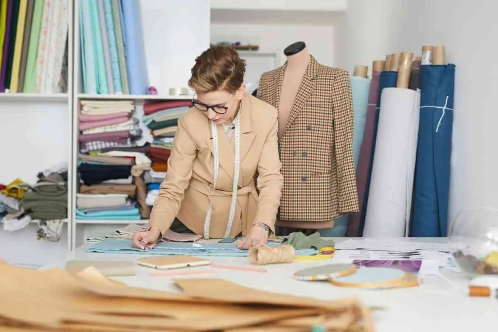 qual-a-diferenca-entre-confeccao-e-faccao-de-roupas