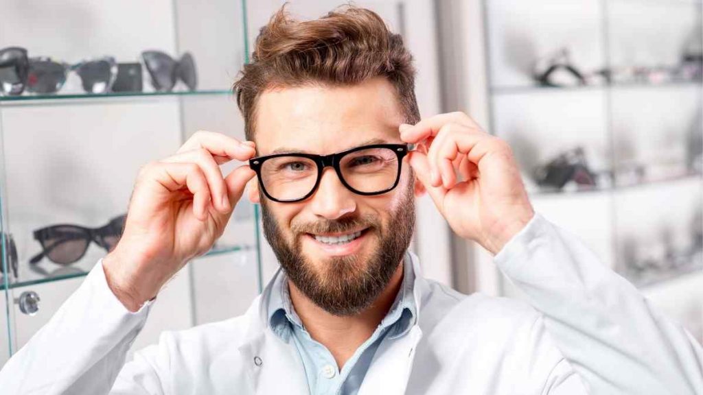 Óculos de grau masculino: tamanho importa nas tendências