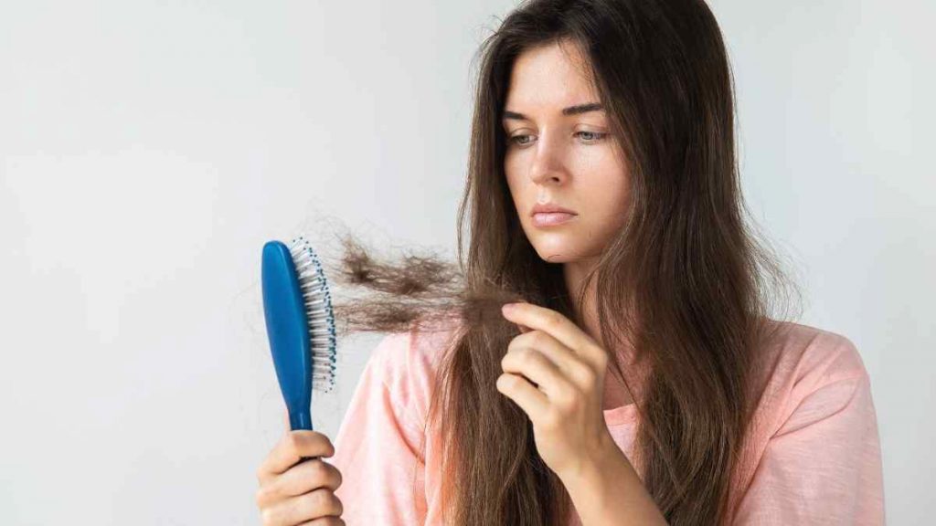 Existe um tratamento definitivo para a queda de cabelos em mulheres?