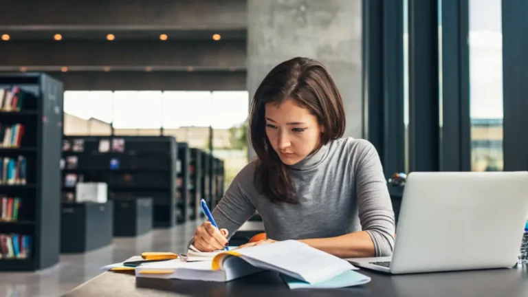 Como o estudante brasileiro pode reescrever e corrigir textos em suas tarefas acadêmicas