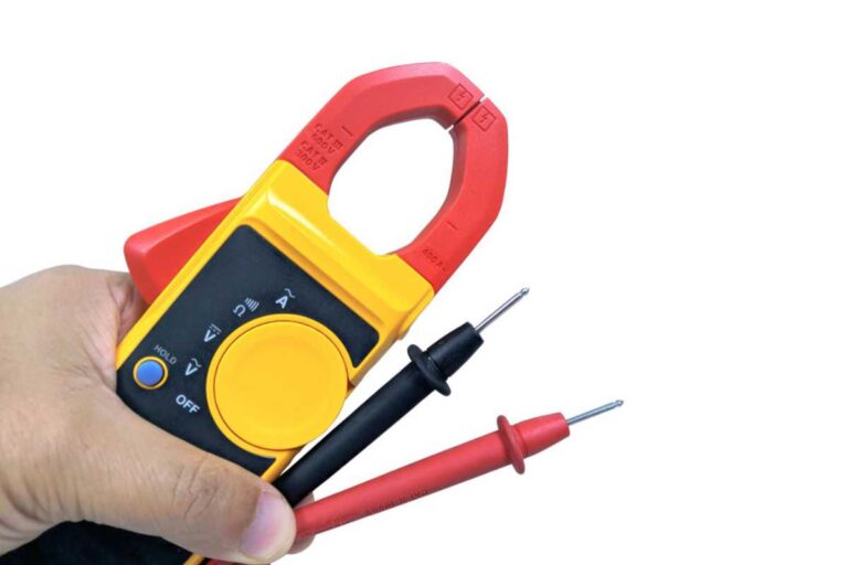 Como o alicate amperímetro evita panes elétricas